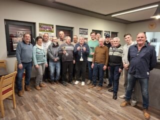 SVg-PREISSCHNAPSEN 2026
Das Schnapsen war ein voller Erfolg und brachte spannende Wettkämpfe mit sich. Zahlreiche Teilnehmer traten gegeneinander an, um sich in spannenden Duellen zu messen und attraktive Warenpreise zu gewinnen.
Als strahlender Sieger ging Engelbert „Dago“ Jahn hervor, der sich im Finale gegen Franz „Roisi“ Erber durchsetzte. Beide Spieler lieferten sich ein packendes Endspiel, das begeisterte.
Die Organisation des traditionsreichen Turniers lag in den bewährten Händen von Obmann Gerhard Buchegger, Karl „Charly“ Pöchhacker, Fritz Fischer und Alfred Pitzl.
Dank ihrer hervorragenden Planung und Durchführung wurde das Preisschnapsen zu einem unvergesslichen Event.
Ein besonderer Dank gilt allen Teilnehmern und Unterstützern, die dazu beigetragen haben, dass diese Veranstaltung ein solcher Erfolg wurde. Die 16 großartige Warenpreise fanden stolze Gewinner, und die Atmosphäre war von Fairness und Freude geprägt.
Endergebnis:
1. Engelbert Jahn
2. Franz Erber
3. Samuel Essletzbichler
4. Ignaz Heigl
5. Mario Kovac
6. Thomas Buxhofer
7. Alois Zehethofer
8. Manfred Wurzenberger
9. Alex Obermayr
10. Rene Pitzl
11. Werner Loibl
12. Theresia Ziervogl
13. Samuel Essletzbichler
14. Johann Hofmarcher
15. Gerhard Pitzl
16. Peter Wurm
Wir freuen uns schon auf das nächste Jahr, wenn es wieder heißt: Karten mischen und auf ein Neues!
#svg #stolz #vereint #gewinnen #atp #metallbau #purgstall #forzasvg #preisschnapsen2026