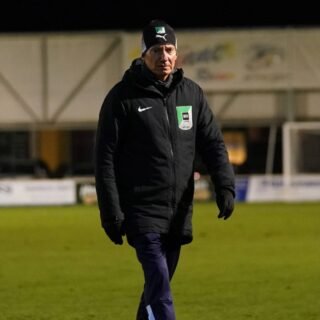 Trainer-Stellungnahme der SVg ATP Metallbau Purgstall
Cheftrainer Rudolf Lang ist aus gesundheitlichen Gründen von seinem Amt zurückgetreten.
Rudolf Lang hat uns darüber informiert, dass er aufgrund einer schweren Knieverletzung – ein Meniskusriss mit bereits fixiertem Operationstermin – seine Tätigkeit als Trainer nicht mehr wie erforderlich ausüben kann. „Ich war wirklich sehr motiviert, hab mir sogar noch einmal selbst neue Trainingsutensilien gekauft und wollte echt etwas bewegen. Es ist wirklich schade, dass es nicht weitergeht, und das wollte ich natürlich auf keinen Fall, auch für den Verein nicht. Für mich geht das einfach nicht, wenn man nicht einmal eine Übung vorzeigen kann oder sich ordentlich bewegen, das gehört für das Trainerdasein - so wie ich es mir vorstelle - einfach dazu. Leider habe ich mir den Meniskus gerissen und habe nun sogar schon einen Operationstermin“ - erklärt Rudolf Lang.
Auch wenn seine Amtszeit nur wenige Wochen dauerte, bedauern wir diese Entwicklung sehr. Die Gespräche im Vorfeld seiner Verpflichtung waren äußerst positiv, und die ersten gemeinsamen Wochen haben gezeigt, dass die sportliche Ausrichtung und die Zusammenarbeit gut harmonierten. Umso schmerzlicher ist es, dass eine Verletzung eine weitere Zusammenarbeit verhindert.
Rudolf hat in dieser kurzen Zeit großen Einsatz gezeigt und war mit viel Motivation bei der Sache. Sein Engagement – sowohl auf als auch abseits des Platzes – war deutlich spürbar. Für seine Bereitschaft, Verantwortung zu übernehmen und unsere Mannschaft in einer wichtigen Phase zu begleiten, bedanken wir uns ausdrücklich.
„Lieber Rudi, vielen Dank für deinen Einsatz und wir wünschen Dir für die bevorstehende Operation sowie für deine Genesung alles Gute.“ - die SVg Purgstall