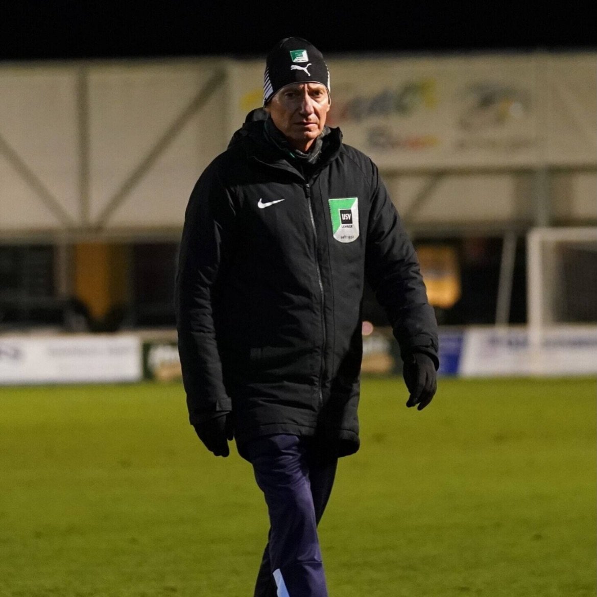 Trainer-Stellungnahme der SVg ATP Metallbau Purgstall
Cheftrainer Rudolf Lang ist aus gesundheitlichen Gründen von seinem Amt zurückgetreten.
Rudolf Lang hat uns darüber informiert, dass er aufgrund einer schweren Knieverletzung – ein Meniskusriss mit bereits fixiertem Operationstermin – seine Tätigkeit als Trainer nicht mehr wie erforderlich ausüben kann. „Ich war wirklich sehr motiviert, hab mir sogar noch einmal selbst neue Trainingsutensilien gekauft und wollte echt etwas bewegen. Es ist wirklich schade, dass es nicht weitergeht, und das wollte ich natürlich auf keinen Fall, auch für den Verein nicht. Für mich geht das einfach nicht, wenn man nicht einmal eine Übung vorzeigen kann oder sich ordentlich bewegen, das gehört für das Trainerdasein - so wie ich es mir vorstelle - einfach dazu. Leider habe ich mir den Meniskus gerissen und habe nun sogar schon einen Operationstermin“ - erklärt Rudolf Lang.
Auch wenn seine Amtszeit nur wenige Wochen dauerte, bedauern wir diese Entwicklung sehr. Die Gespräche im Vorfeld seiner Verpflichtung waren äußerst positiv, und die ersten gemeinsamen Wochen haben gezeigt, dass die sportliche Ausrichtung und die Zusammenarbeit gut harmonierten. Umso schmerzlicher ist es, dass eine Verletzung eine weitere Zusammenarbeit verhindert.
Rudolf hat in dieser kurzen Zeit großen Einsatz gezeigt und war mit viel Motivation bei der Sache. Sein Engagement – sowohl auf als auch abseits des Platzes – war deutlich spürbar. Für seine Bereitschaft, Verantwortung zu übernehmen und unsere Mannschaft in einer wichtigen Phase zu begleiten, bedanken wir uns ausdrücklich.
„Lieber Rudi, vielen Dank für deinen Einsatz und wir wünschen Dir für die bevorstehende Operation sowie für deine Genesung alles Gute.“ - die SVg Purgstall