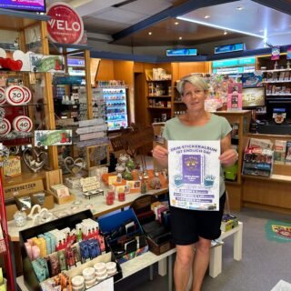 Ab heute ist das Stickeralbum auch bei folgenden Verkaufsstellen erhältlich💜🤍:
* Marion Pitzl - Pöchlarner Straße 3
* Waldviertel Optik - Einkaufspark Ötscherland, Ötscherlandstraße 14
* Raiffeisen Bank Purgstall - Kirchenstraße 18
* Vereinshaus SVg Purgstall (Nur bei Heimspielen der SVg)
📘 Album: 5€
🎟️ Stickertüte (5 Sticker): 1,20€
🗳️ 50er Box (250 Sticker): 60€
Jetzt sammeln, tauschen & Vereinsgeschichte erleben!