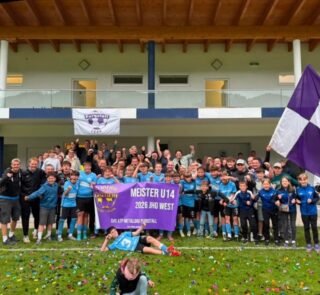 🏆 Wir gratulieren unserer U14 zum Meistertitel! 🏆

Mit einer großartigen Saison ohne eine einzige Niederlage im Frühjahr sicherten sich unsere Burschen den Meistertitel in der JHG West F U14 UPO 2026💜🤍

Herzliche Gratulation an die gesamte Mannschaft, das Trainerteam sowie alle Eltern und Unterstützer zu diesem tollen Erfolg. Wir sind stolz auf euch! 👏🎉