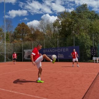 SVg-Fußballtennis Turnier 2026 ⚽🎾

Am Samstag, den 22. August 2026, fand am Tennisplatz in Purgstall das diesjährige SVg-Fußballtennis Turnier statt. Insgesamt 16 Mannschaften stellten sich der sportlichen Herausforderung und tauschten Filzball und Schläger gegen den Fußball.

Bei bestem Sommerwetter standen neben dem sportlichen Ehrgeiz vor allem der Spaß und die Geselligkeit im Vordergrund. In spannenden Begegnungen wurde um jeden Punkt gekämpft, ehe der gemeinsame Turniertag bei Speis und Trank gemütlich ausklang.

Die SVg bedankt sich herzlich bei allen 16 Mannschaften für die Teilnahme sowie bei allen Helferinnen und Helfern, die mit ihrem Einsatz zum Gelingen des Turniers beigetragen haben. Ein besonderer Dank gilt auch dem Tennisverein Purgstall für die Bereitstellung der Anlage.

Wir freuen uns bereits auf das SVg-Fußballtennis Turnier 2027! 💜🤍